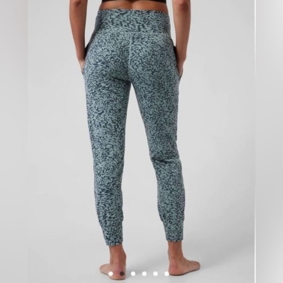 Athleta Salutation Joggers Ocelot Spot Print Blue Green Animal Print L Workout - Picture 11 of 13